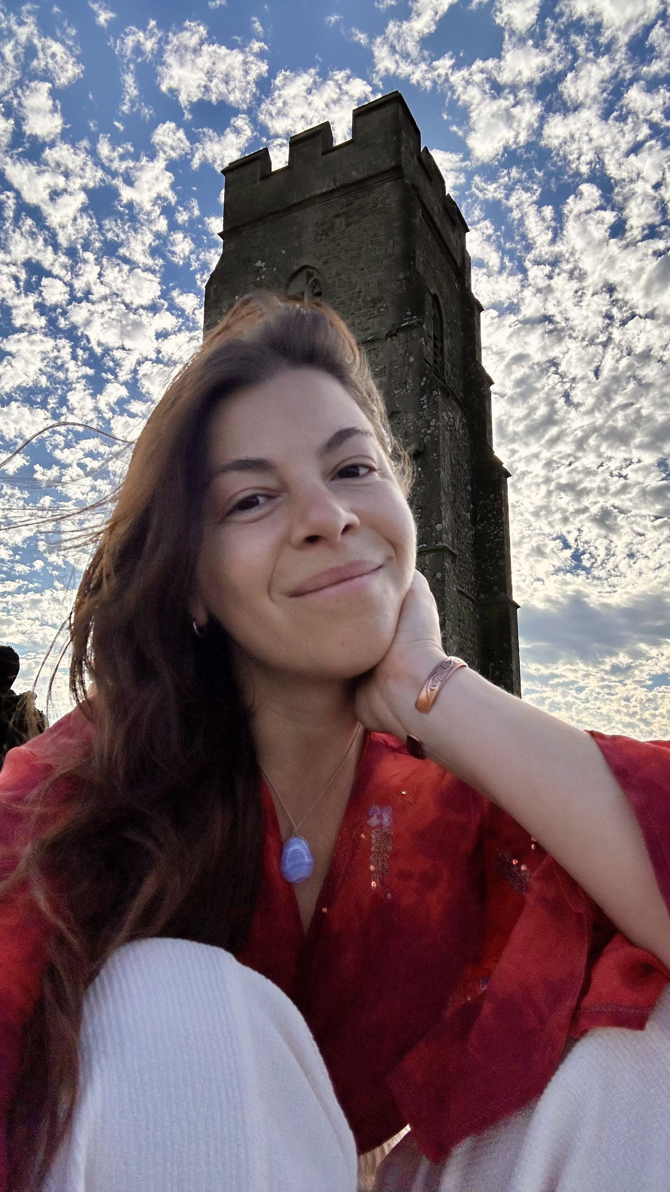 Ariela davant un paisatge de cel i pedra