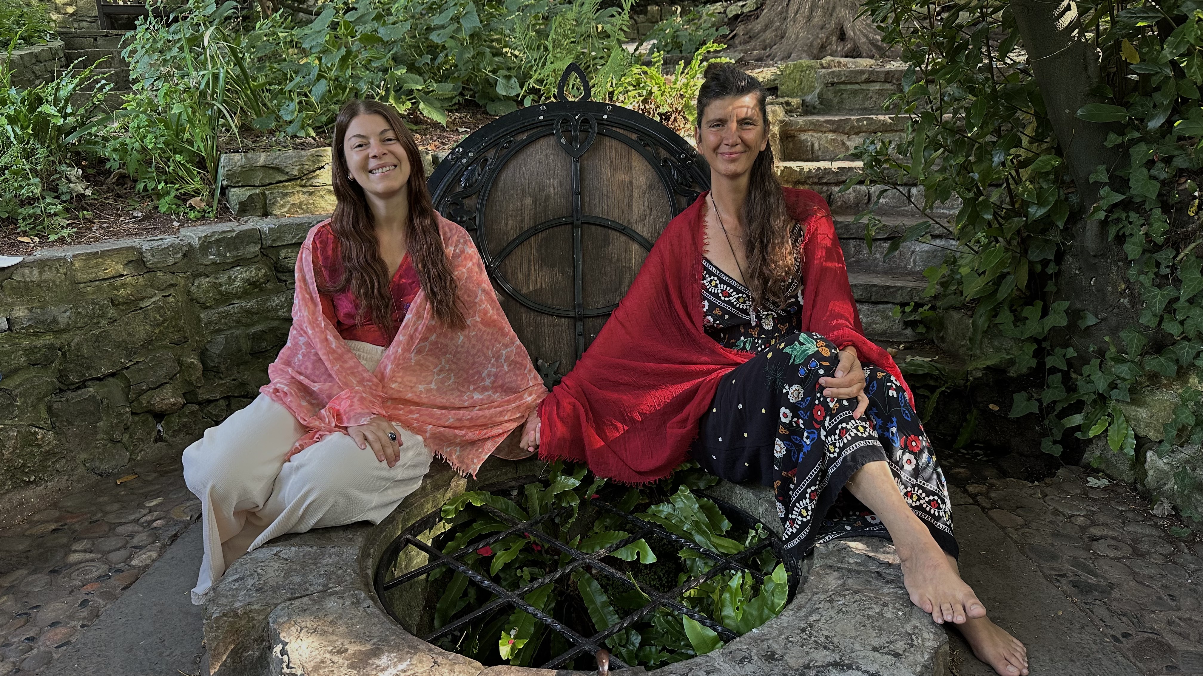 Ariela i Ari juntes en un espai ritual a la natura
