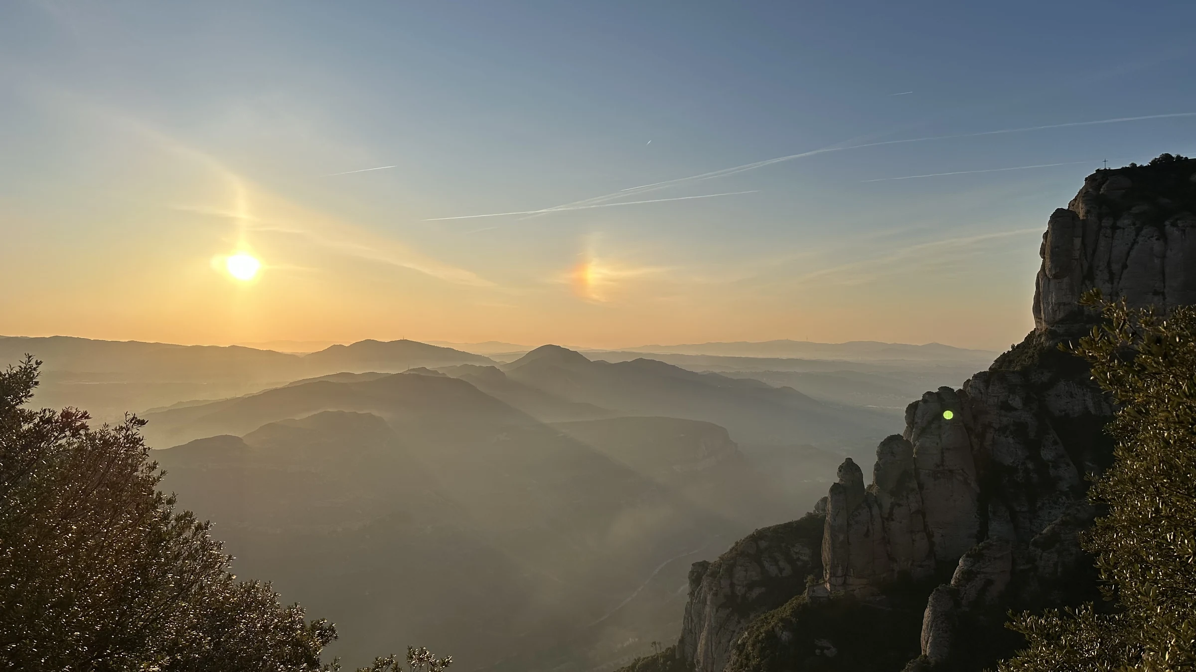Llum del sol sobre les muntanyes de Montserrat
