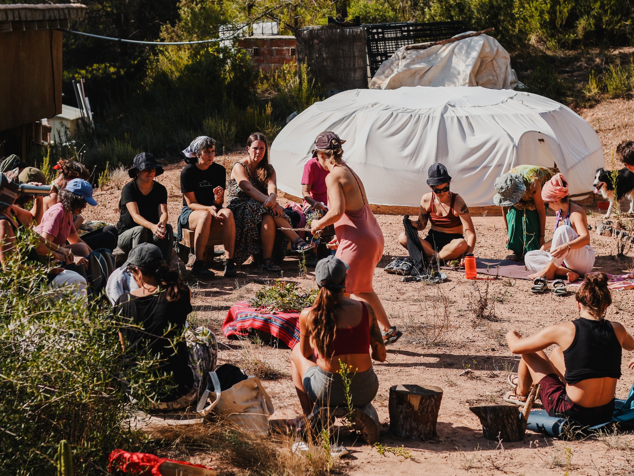 Participants reunides a la natura al costat del temazcal